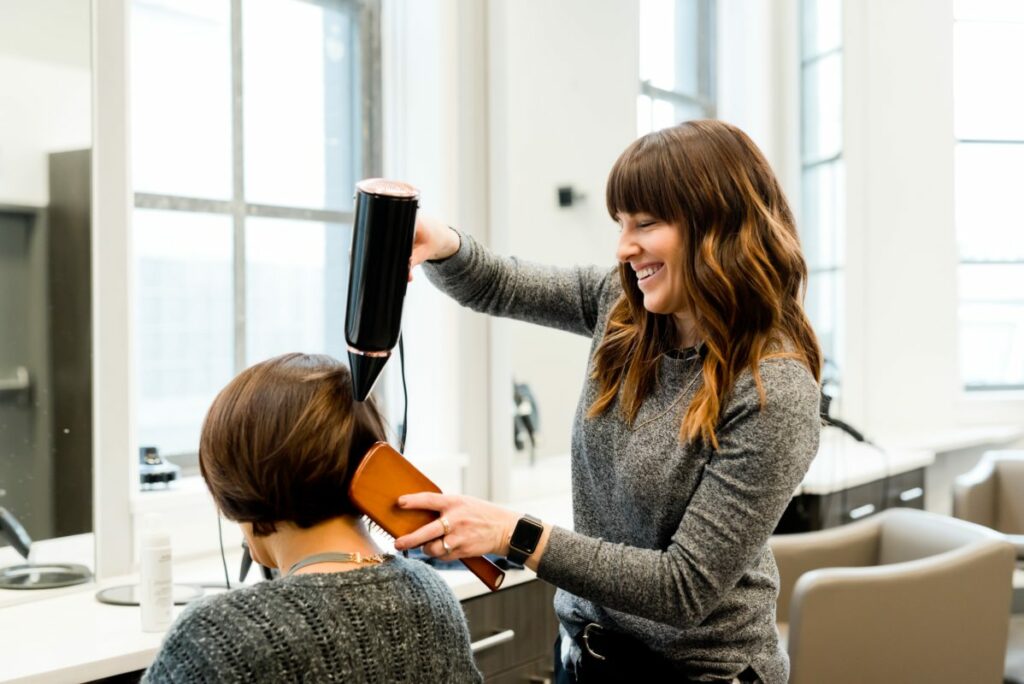 Friseur / Friseurin werden – Infos über Beruf, Ausbildung, Gehalt | Plakos